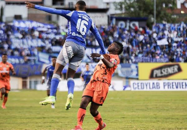 Emelec logró una victoria de último minuto ante Libertad FC en el estadio Reina del Cisne, en Loja