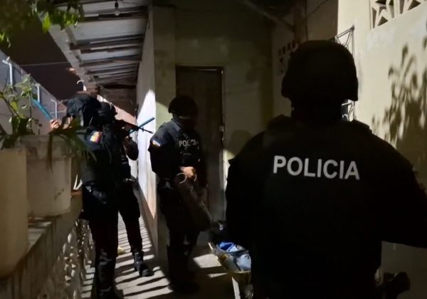 En 20 allanamientos en Portoviejo y Manta la Policía decomisó armas y droga.