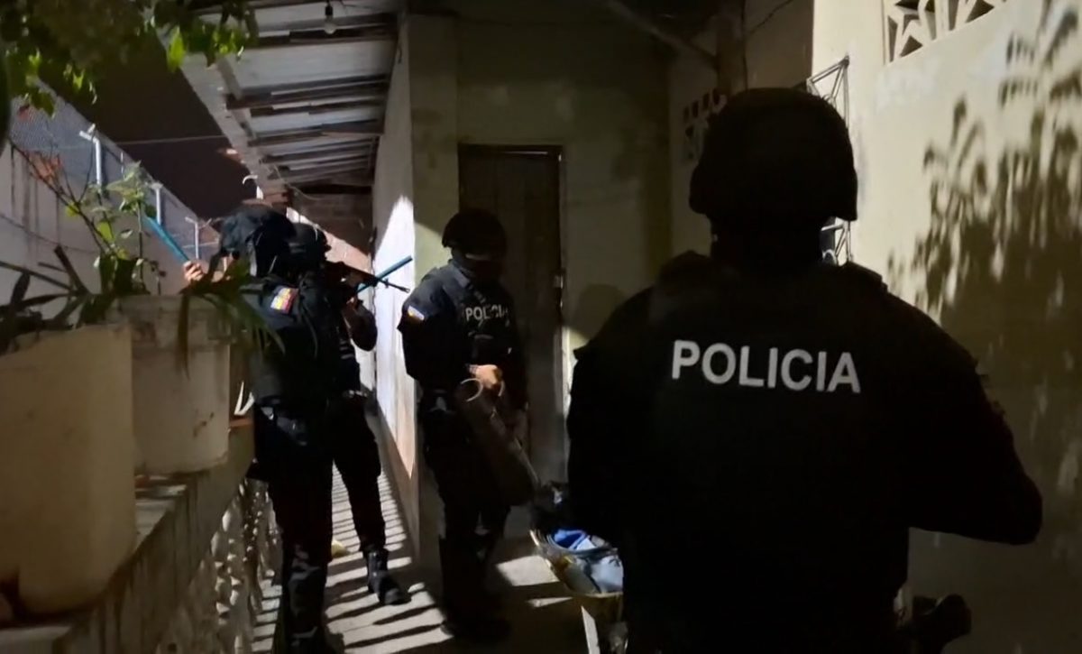 En 20 allanamientos en Portoviejo y Manta la Policía decomisó armas y droga.