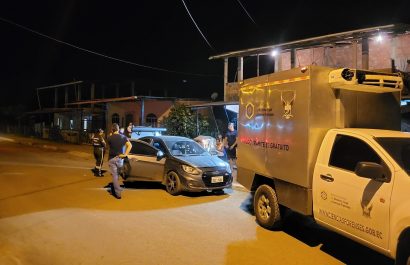 En el carro quedaron los orificios de los proyectiles disparados para asesinar a Carlos Franco.