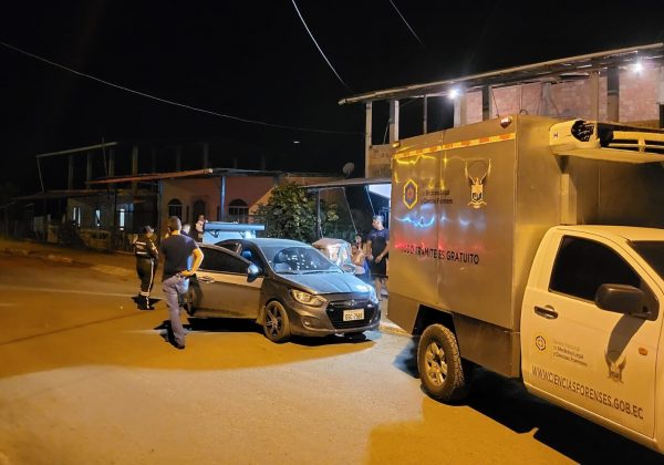 En el carro quedaron los orificios de los proyectiles disparados para asesinar a Carlos Franco.