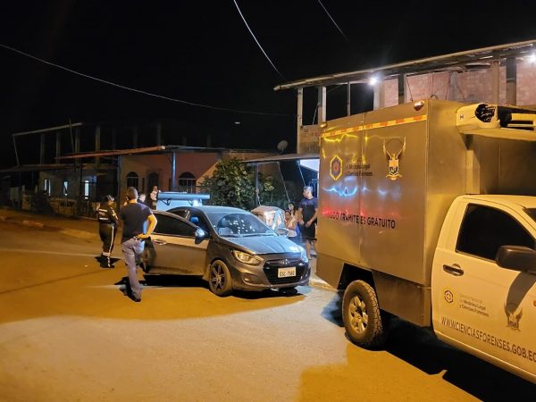 En el carro quedaron los orificios de los proyectiles disparados para asesinar a Carlos Franco.