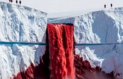 En el corazón del glaciar Taylor, en la Antártida, emerge Blood Falls, una cascada de intenso color rojizo que asemeja sangre.