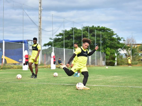 Érick Mendoza, delantero de Delfín SC.
