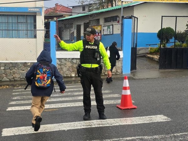 Esto dice la ministra de Educación Alegría Crespo sobre la presencia de agentes de la Policía en las instituciones educativas . (Policía Nacional).
