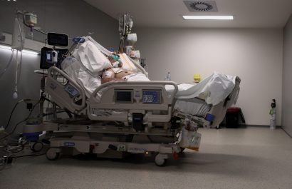 EuropaPress_3690385_enfermo_cama_uci_hospital_emergencias_isabel_zendal_madrid_espana_20_enero-scaled-1