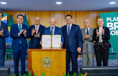 En el centro, el presidente brasileño, Luiz Inácio Lula da Silva, rodeado de algunos de sus ministros