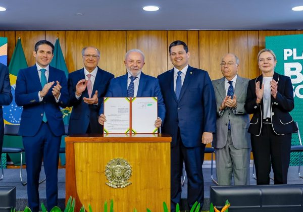 En el centro, el presidente brasileño, Luiz Inácio Lula da Silva, rodeado de algunos de sus ministros