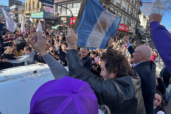 Caravana de Milei atacada con piedras: ¿quiénes están detrás del incidente?