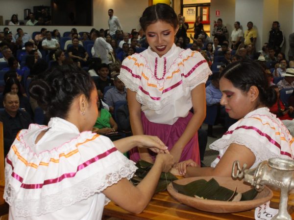 Estudiantes de la carrera de artes escénicas. de la Universidad San Gregorio, realizaron presentaciones artísticas.