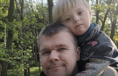 Evgeny Anisimov, un padre ruso, decidió criar solo a su hijo Mishka, diagnosticado con Síndrome de Down al nacer, tras la separación de su esposa,