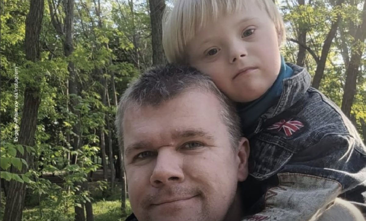 Evgeny Anisimov, un padre ruso, decidió criar solo a su hijo Mishka, diagnosticado con Síndrome de Down al nacer, tras la separación de su esposa,
