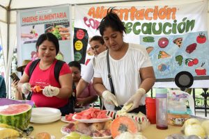 Las educadoras del MIES dieron consejos sobre la buena alimentación.