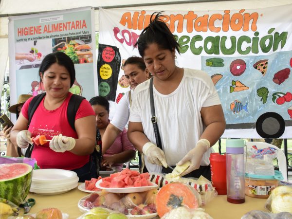 Las educadoras del MIES dieron consejos sobre la buena alimentación.