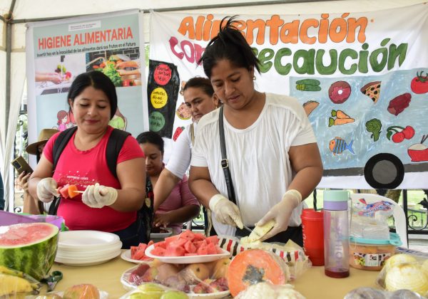 Las educadoras del MIES dieron consejos sobre la buena alimentación.