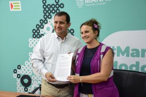 El prefecto Leonardo Orlando, tras la firma del convenio con María Elena Alconchel, directora de la Cooperación de la Organización Paz y Desarrollo.