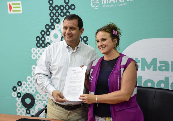 El prefecto Leonardo Orlando, tras la firma del convenio con María Elena Alconchel, directora de la Cooperación de la Organización Paz y Desarrollo.