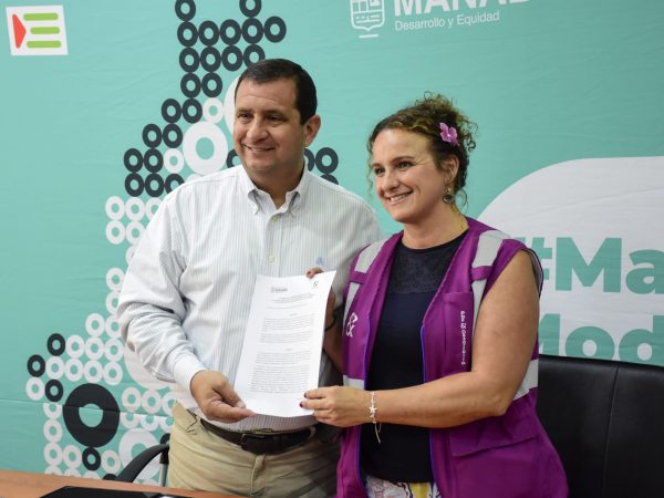 El prefecto Leonardo Orlando, tras la firma del convenio con María Elena Alconchel, directora de la Cooperación de la Organización Paz y Desarrollo.