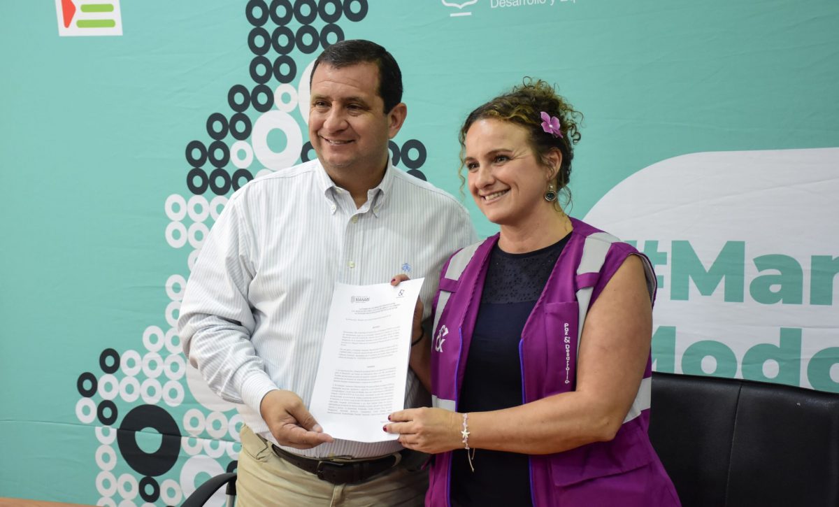 El prefecto Leonardo Orlando, tras la firma del convenio con María Elena Alconchel, directora de la Cooperación de la Organización Paz y Desarrollo.
