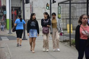 Las personas toman sus precauciones y salen abrigadas por el frío que se siente en estos días.