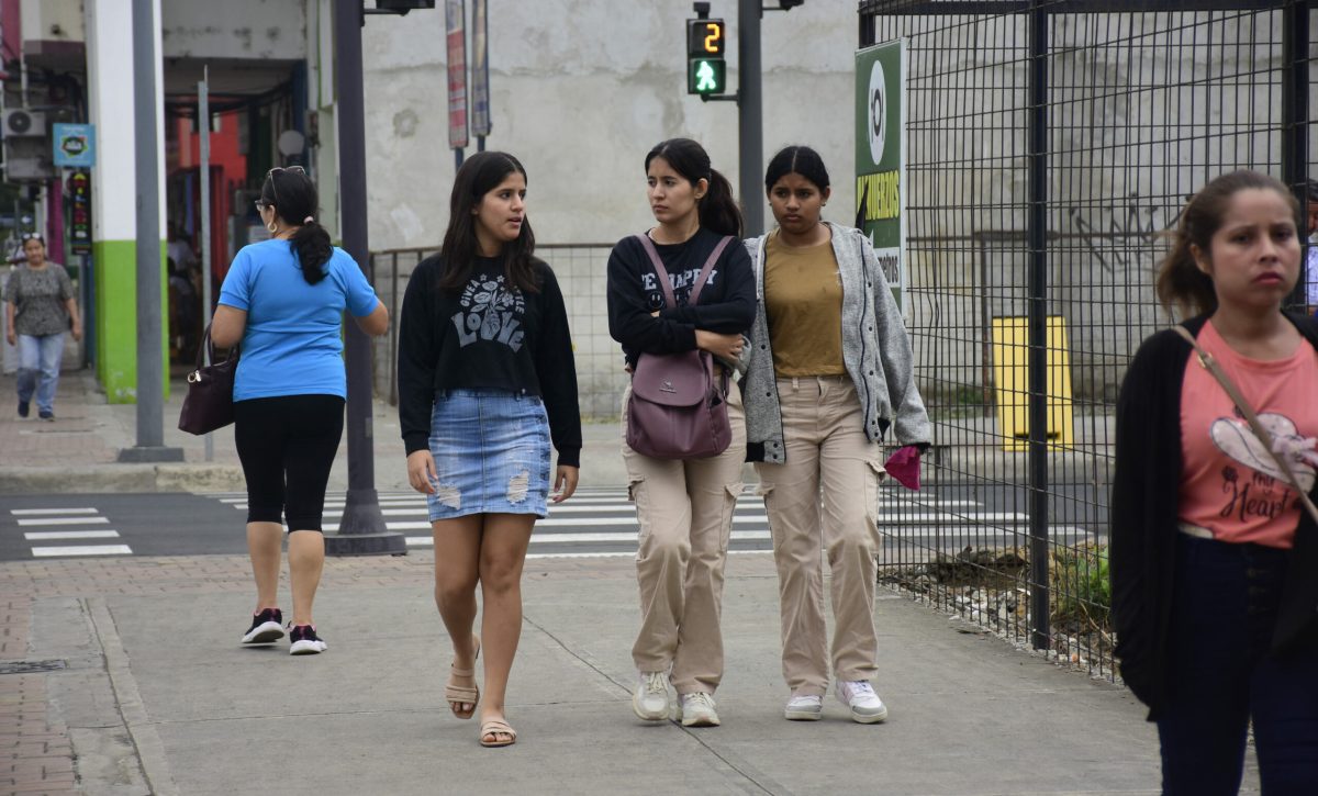 Las personas toman sus precauciones y salen abrigadas por el frío que se siente en estos días.