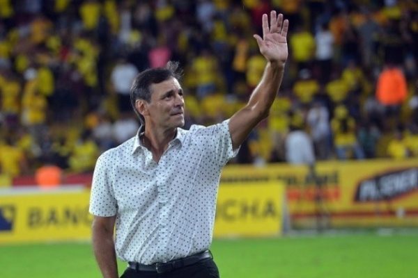 Fabián Bustos es uno de los candidatos para dirigir la selección de Perú.