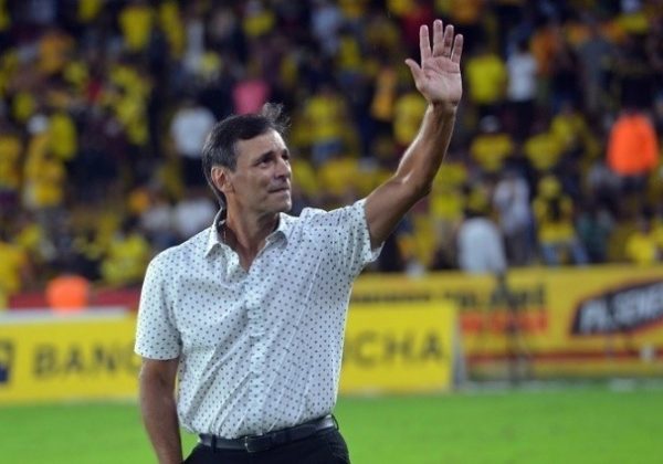 Fabián Bustos es uno de los candidatos para dirigir la selección de Perú.