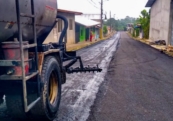 Falta de asfalto detiene obras viales en Santo Domingo y afecta movilidad en varios sectores urbanos