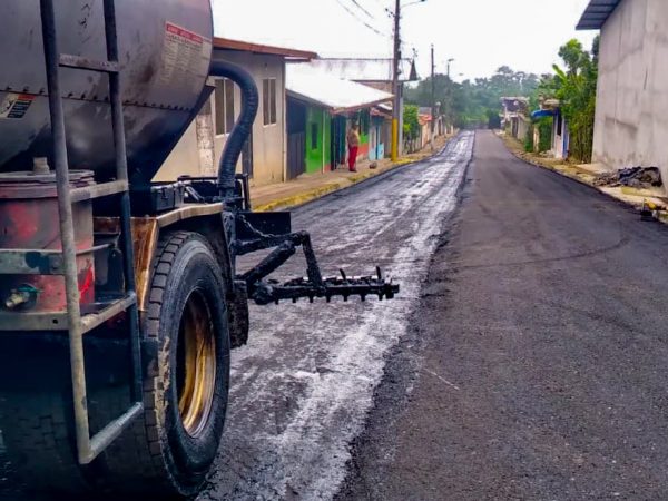 Falta de asfalto detiene obras viales en Santo Domingo y afecta movilidad en varios sectores urbanos