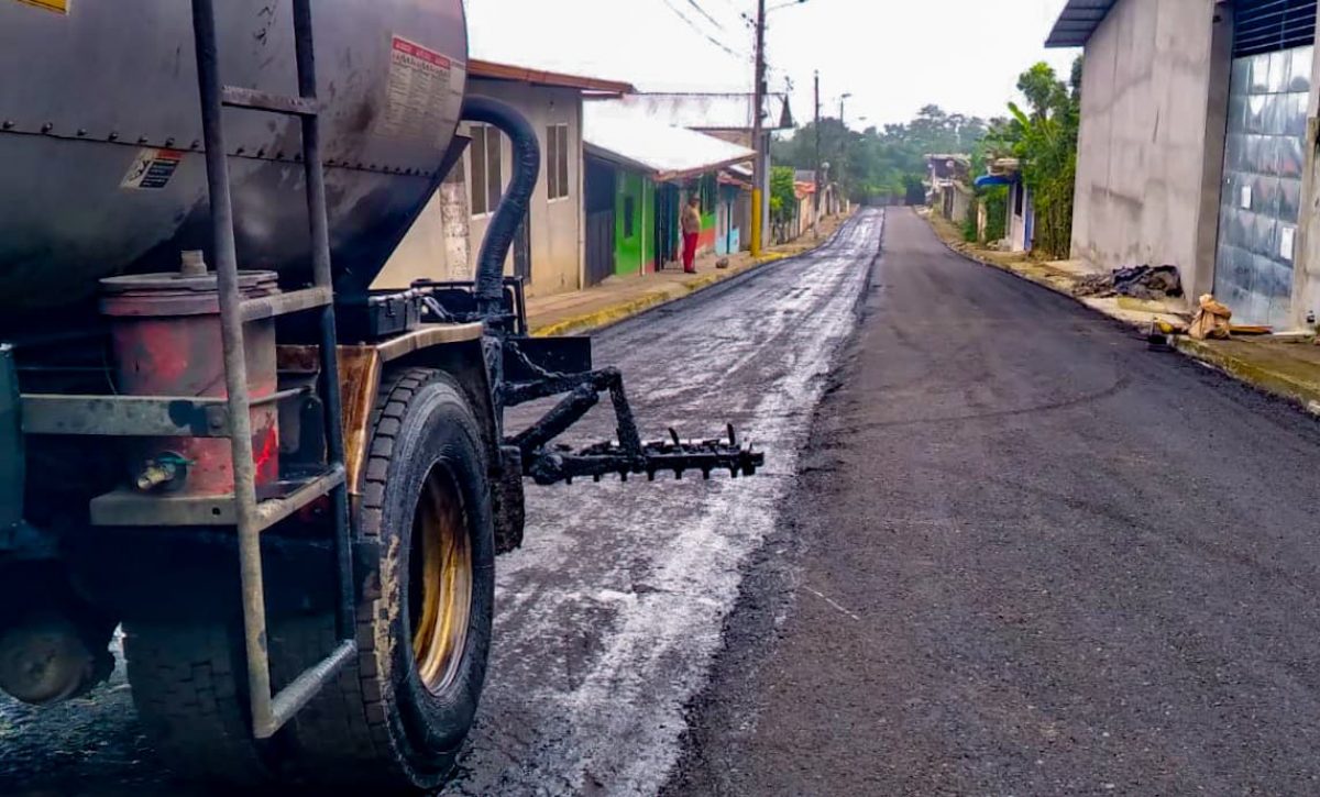 Falta de asfalto detiene obras viales en Santo Domingo y afecta movilidad en varios sectores urbanos