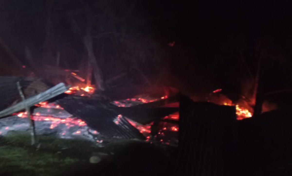 Familia lo pierde todo en incendio nocturno en El Carmen: piden ayuda urgente