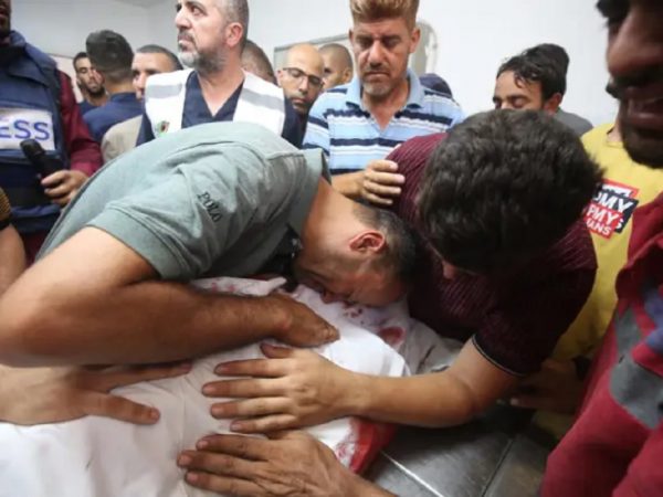 Familiares lloran a sus muertos por los ataques de Israel en la Franja de Gaza, en este último dejó 35 fallecidos. FOTO: Europa Press.