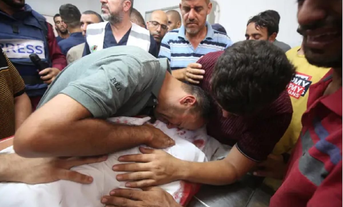 Familiares lloran a sus muertos por los ataques de Israel en la Franja de Gaza, en este último dejó 35 fallecidos. FOTO: Europa Press.