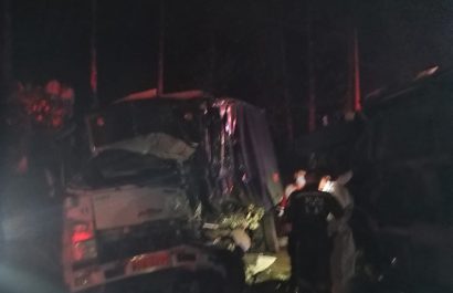 Fatal choque entre camiones en la vía Santo Domingo - Quevedo deja un muerto y un herido