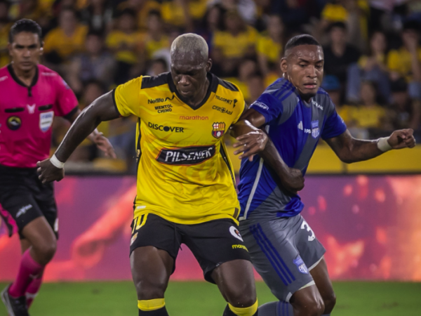 Felipe Caicedo en disputa del balón en el último Clásico del Astillero que ganó Barcelona SC 2-0 a Emelec.