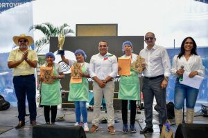 El alcalde de Portoviejo, Javier Pincay, junto a las ganadoras del festival.