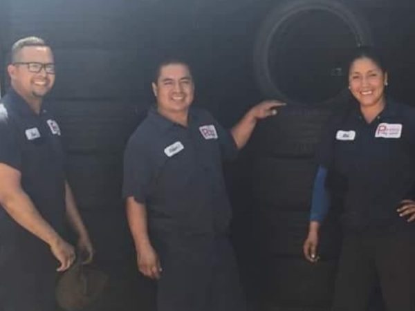 Foto de 2018, se ve a Miriam, quien llegó a Estados Unidos y poco a poco incursionó en una llantera, para romper con el mito del sexo débil. (Cortesía)