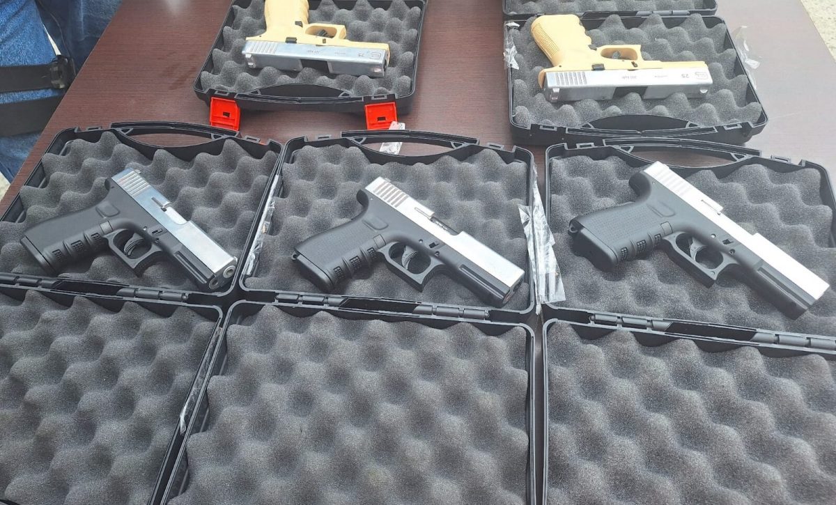 Foto de archivo de armas de fuego decomisadas en un caso similar.