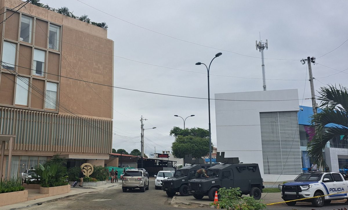 Personal de Seguridad estuvo en la noche y el día en el hotel Oro Verde de Portoviejo. FOTO: El Diario.