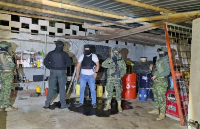 Fuerzas Armadas incautan combustible ilegal almacenado en zona rural de Santo Domingo