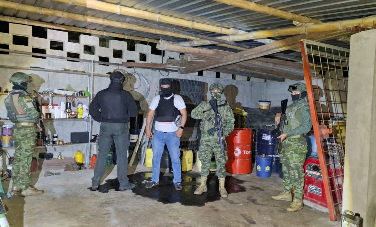 Fuerzas Armadas incautan combustible ilegal almacenado en zona rural de Santo Domingo