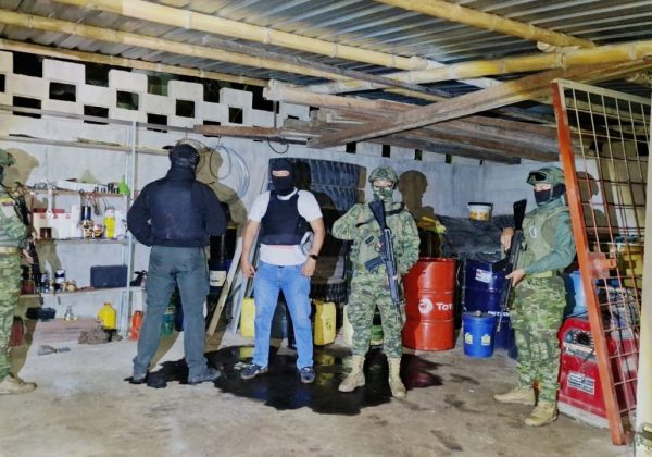 Fuerzas Armadas neutralizan conexiones ilegales y decomisan 5.000 galones de diésel en Santo Domingo
