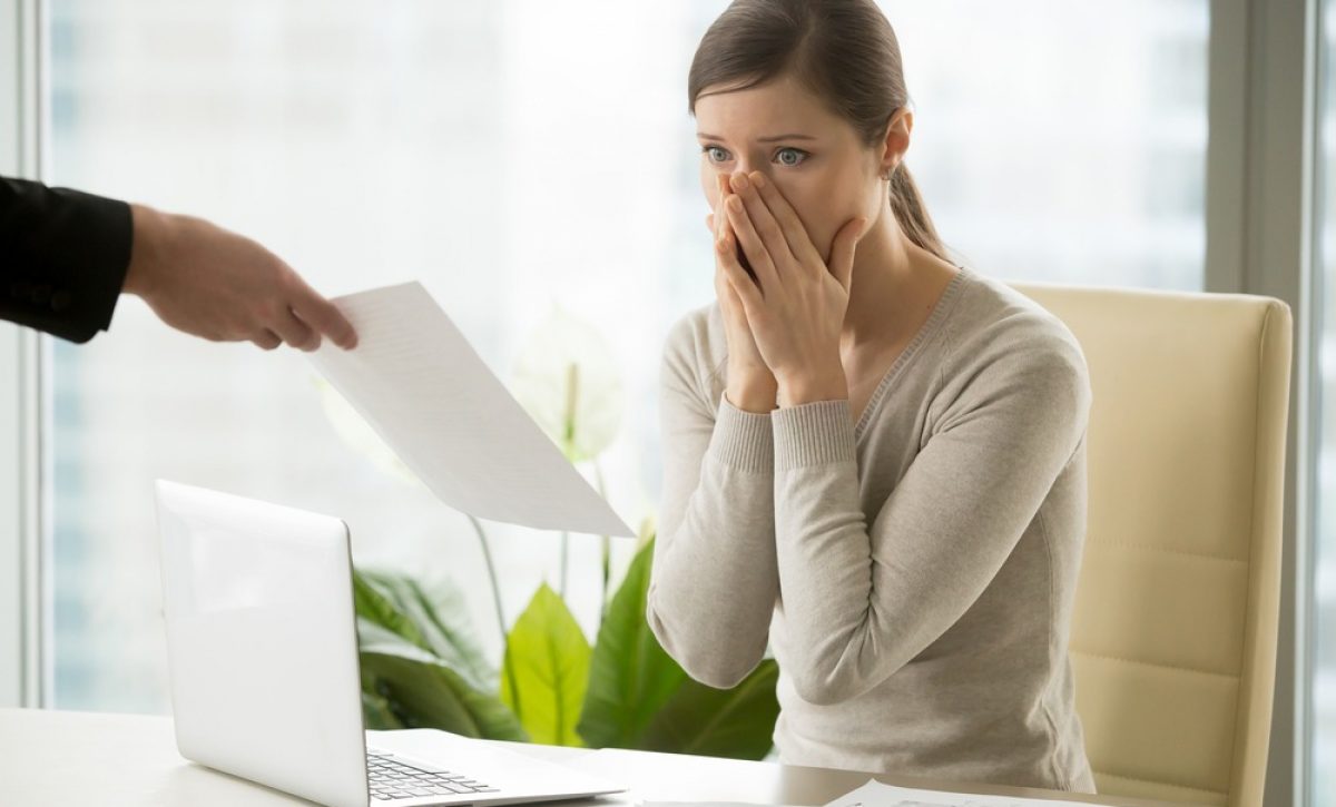 Funcionarios públicos de Ecuador comienzan a recibir notificaciones de despido