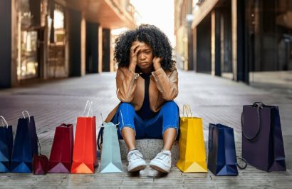 El gasto impulsivo en Ecuador está influenciado por emociones como el estrés o la necesidad de gratificación inmediata, exacerbadas por estrategias de marketing digital.