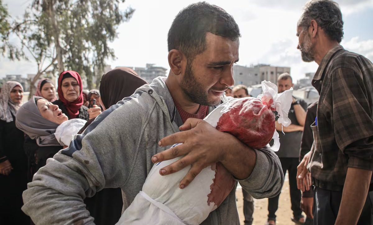 Familiares lloran ante los cuerpos de los niños muertos por un ataque israelí. (Anadolu/Getty Images)