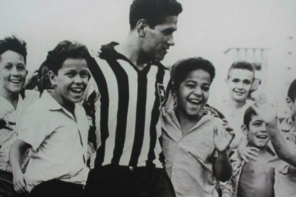 Fue en 1951 cuando Garrincha firmó aquel primer contrato con Botafogo y se convirtió en futbolista profesional.