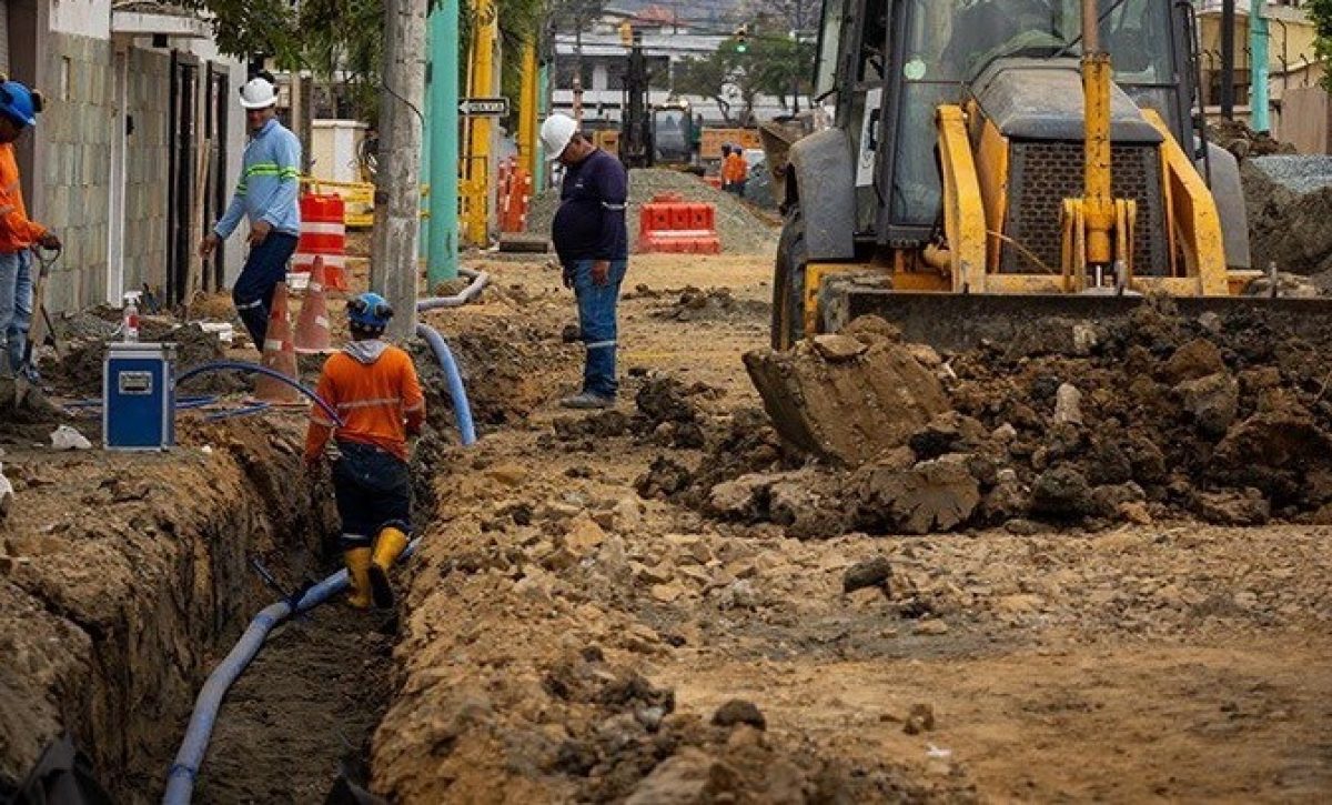 El proyecto de Interagua, con un costo de $1.5 millones, incluye la reposición de tuberías y la mejora del drenaje pluvial.