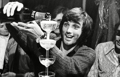 George Best dijo una vez: “Si tuviera que elegir entre driblar a cinco jugadores y marcar desde 40 metros en Anfield o acostarme con una Miss Mundo, sería una elección difícil. Por suerte, he hecho ambas cosas”.
