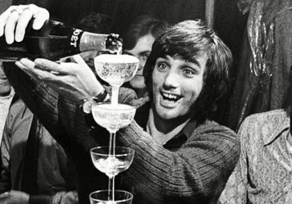 George Best dijo una vez: “Si tuviera que elegir entre driblar a cinco jugadores y marcar desde 40 metros en Anfield o acostarme con una Miss Mundo, sería una elección difícil. Por suerte, he hecho ambas cosas”.