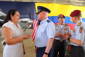 Aurora Valle y autoridades visitaron el USNS Comfort, que brindó atención médica gratuita y proyectos sociales en Manabí.
